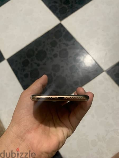 ايفون xs max  مساحة 64 بطارية 79 3