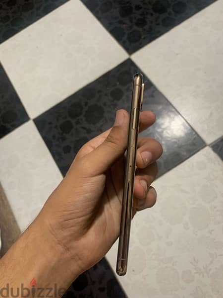 ايفون xs max  مساحة 64 بطارية 79 4