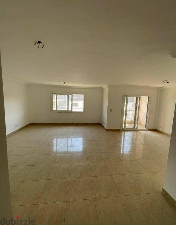 APARTMENT FOR SALE IN MADINATY B10.  HUGE AREA. 2