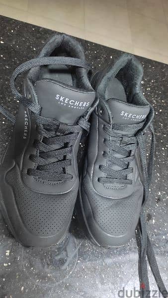 كوتشى ماركه skechers مقاس ٤١ ينفع للجنسين 0