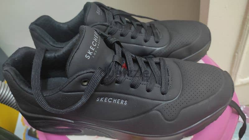 كوتشى ماركه skechers مقاس ٤١ ينفع للجنسين 1