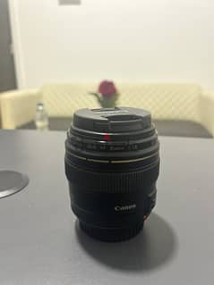 للبيع عدسة كانون 85 فتحة 1.8 بحالة ممتازة canon Ef 85mm  1.8 0