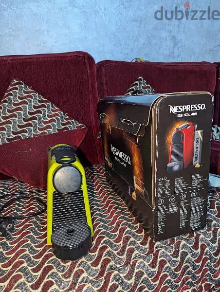 Nespresso coffee machine used like new with box 7