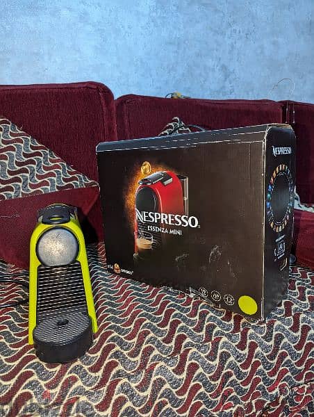 Nespresso coffee machine used like new with box 8