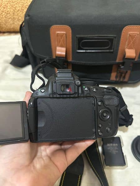 نيكون D5100 وارد الخارج معاها ٢ لينس vr و٢ بطاريه والشاحن الاصلى وشنطه 6