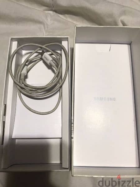 Samsung Galaxy a52s - 256Gb - 8 Ram 
With Box + charger Cable used 5