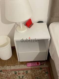 Comod side bed table كومود لون ابيض حالة ممتازه قطعتين