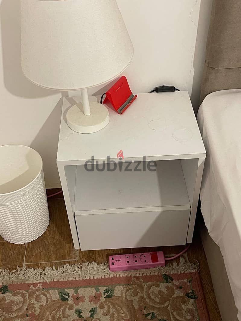 Comod side bed table كومود لون ابيض حالة ممتازه قطعتين 0