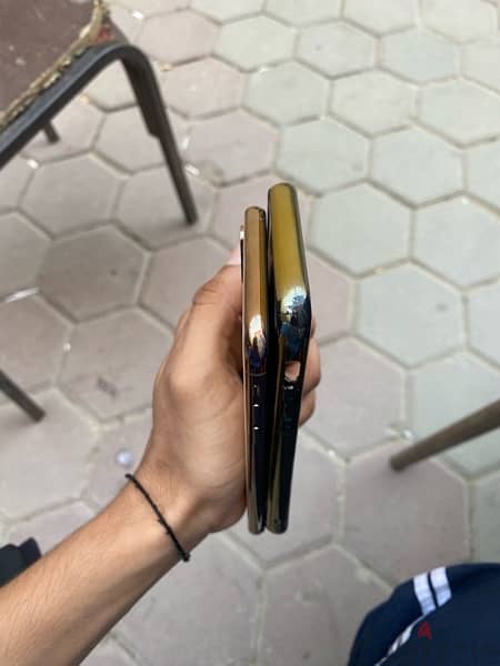 IPHONE xs (GOLD) 5