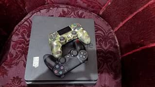 جهازين. 
ps4 slim 
ps4 pro