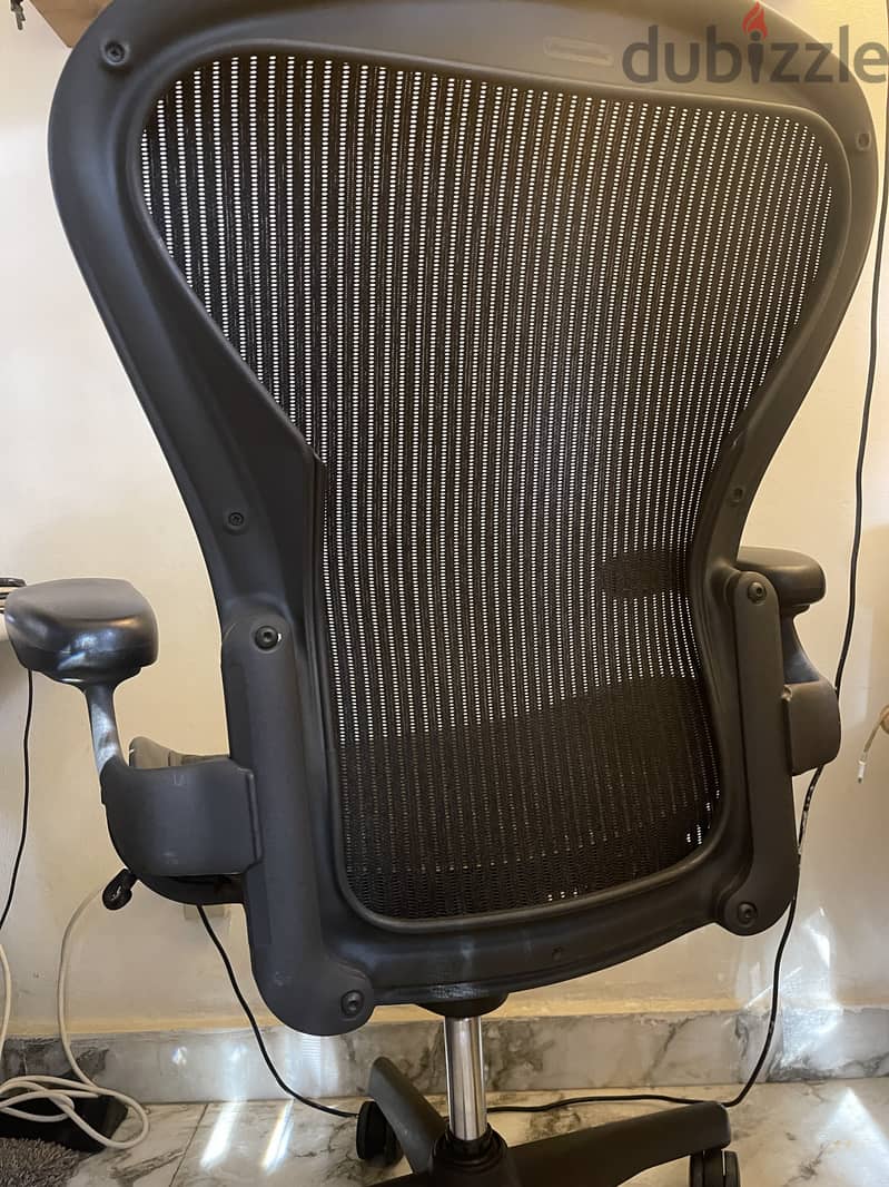 Herman Miller Aeron Chair - Premium Ergonomic Office Chair 3