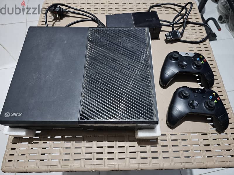 Xbox One 1TB + 2 Controllers 1