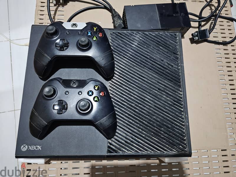 Xbox One 1TB + 2 Controllers 2