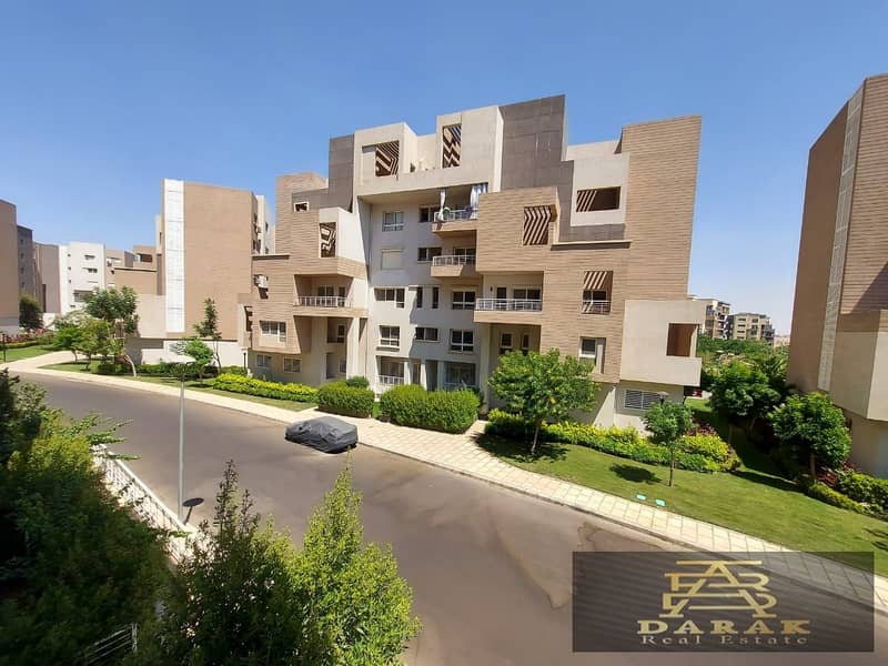 Apartment for sale in Madinaty, 245 sqm, wide garden view, north-facing, in Block B8. 8