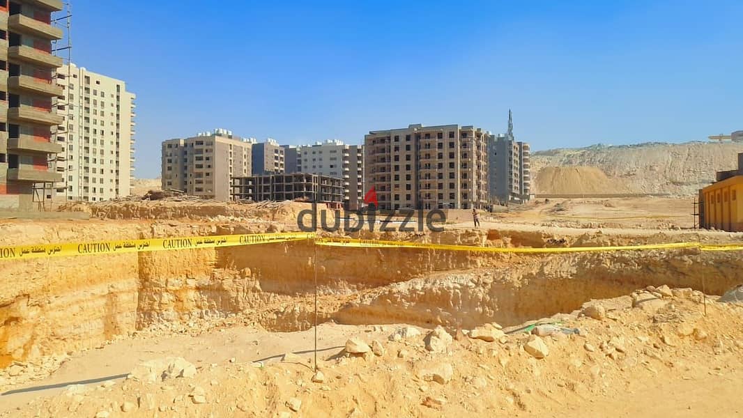 In installments, a ground floor shop for sale in Zahraa Maadi, area 40 square meters and an external area of ​​13 square meters, next to Wadi Degla Cl 13