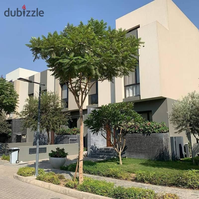 Prime location townhouse villa for sale in a fully serviced compound, Al Burouj Compound, El Shorouk City 1