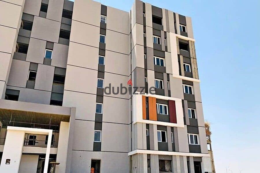 Minutes from AUC for sale, a 185 sqm apartment in comfortable installments in a full-service compound in Mostakbal City 5