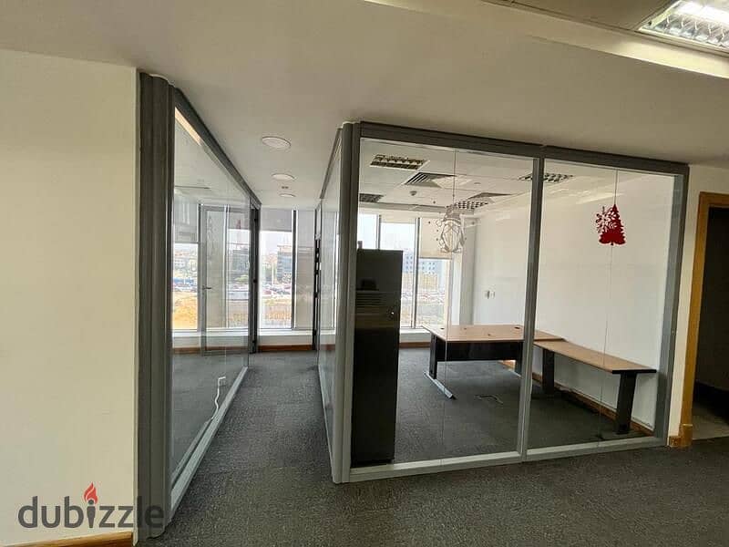 Office space 200 sqm in Bank center 3