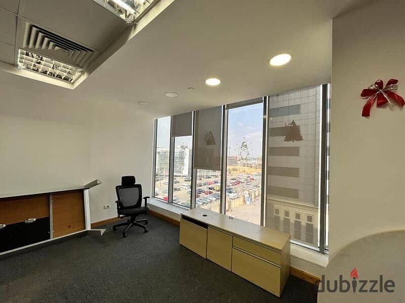 Office space 200 sqm in Bank center 4