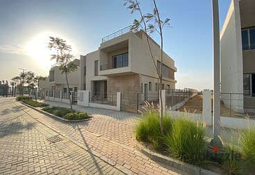 villa golf view for sale ready to show with the lowest downpayment in Palm Hills New Cairo 9