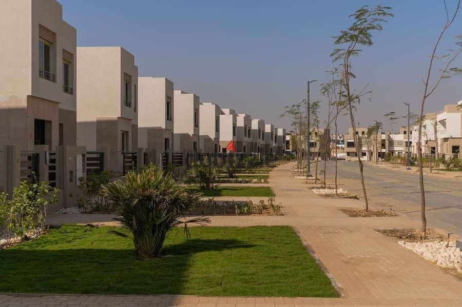 فيلا للبيع في ارقي الكمبوندات  the crown palm hills  في الشيخ زايد مقدم 10% وقسط علي 6 سنين 6