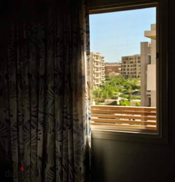 3 bedrooms, 136 square meters, with a 130-meter garden, in front of the airport, near Nasr City and New Cairo, and at the entrance to the compound 1