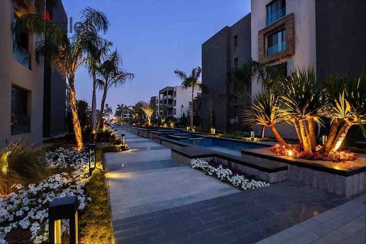 3 bedrooms, 136 square meters, with a 130-meter garden, in front of the airport, near Nasr City and New Cairo, and at the entrance to the compound 3