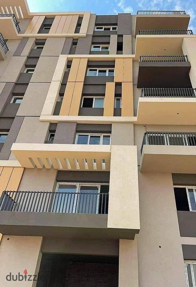 عمارة سكنية للبيع شقق فندقية متشطبة بالتكيفات والمطبخ , استلام قريب , في كمبوند حسن علام على التسعين مباشرة 1