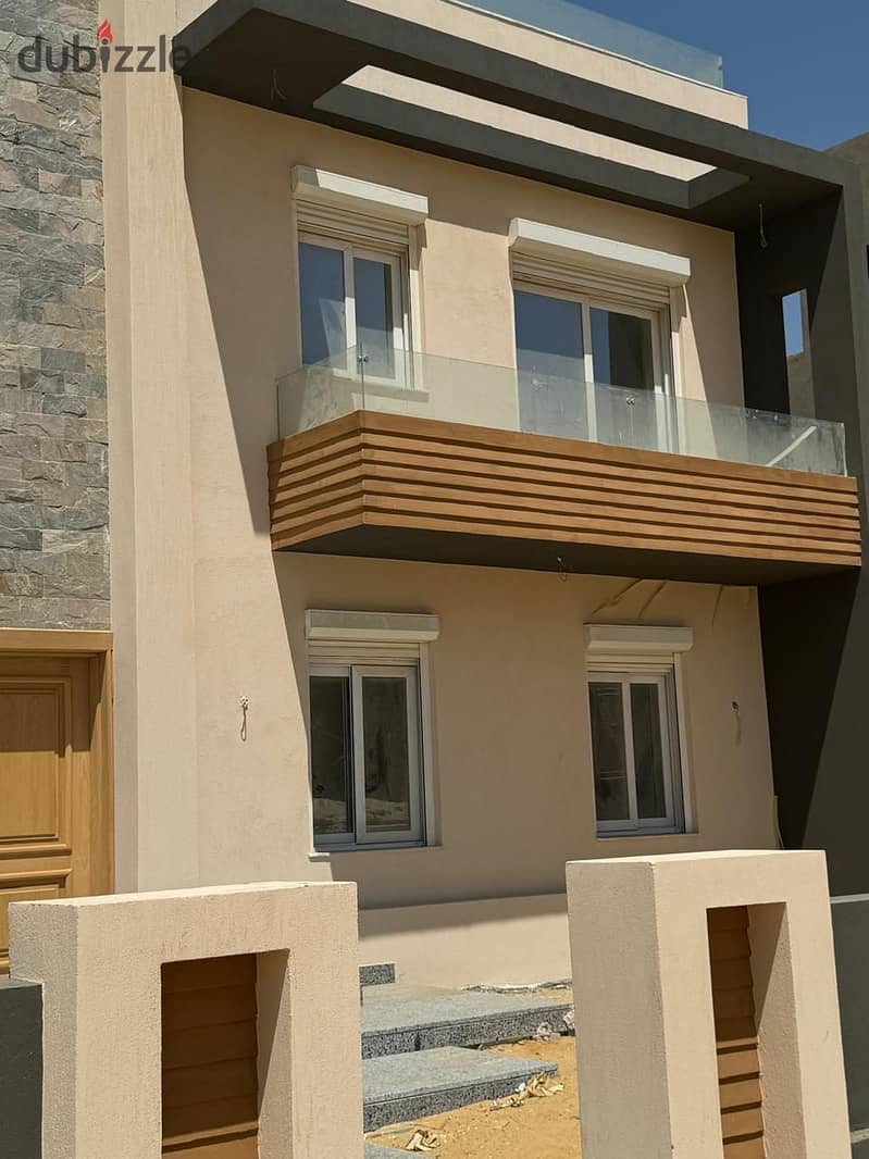 Twin house with a 238 sqm garden in The Yard compound by Palmier Developments, directly on the Boulevard axis. 1