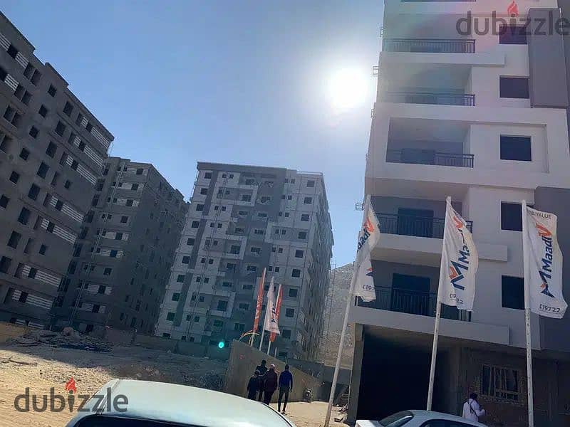 Unit for sale, 100 meters in Zahraa El Maadi, inside a full-service compound next to Wadi Degla Club, two years installments directly from the owner, 10