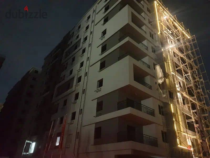 Unit for sale, 100 meters in Zahraa El Maadi, inside a full-service compound next to Wadi Degla Club, two years installments directly from the owner, 14