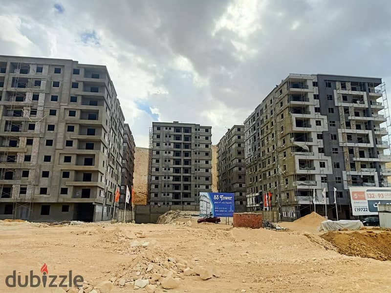 Unit for sale, 100 meters in Zahraa El Maadi, inside a full-service compound next to Wadi Degla Club, two years installments directly from the owner, 15