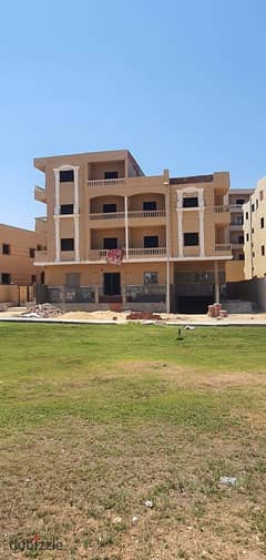 Immediate receipt of a 180 sqm apartment in front of a villa in the most prestigious neighborhoods of Shorouk at a special price