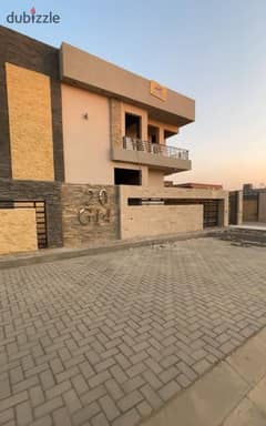 للاستلام الفوري بحمام سباحه Townhouse 350m  نصف تشطيب ف الحي الاول فيلات 0