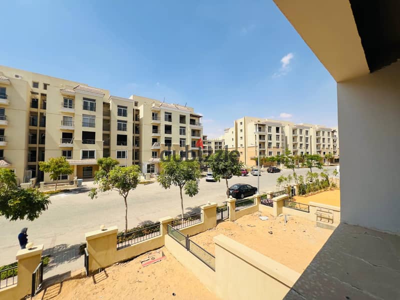 A distinguished location in Sarai Compound. Get a 218-square-meter triplex apartment with a 127-square-meter roof on a direct view, surrounded by Madi 14