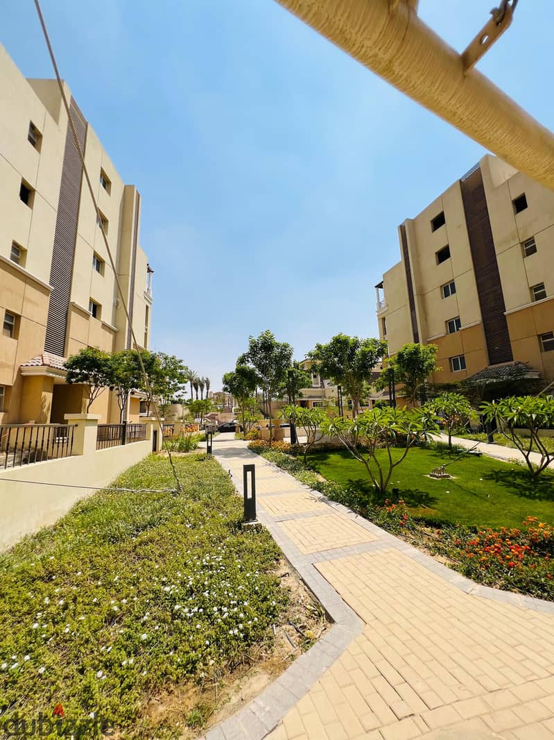 A distinguished location in Sarai Compound. Get a 218-square-meter triplex apartment with a 127-square-meter roof on a direct view, surrounded by Madi 22