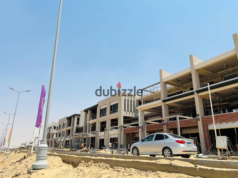 On the Suez Road, a stand-alone villa for sale in installments, area 198 m, with a landscape view in Sarai Compound, with a 5% down payment and 5% aft 7