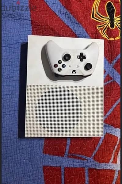 xbox 1s with its box 0