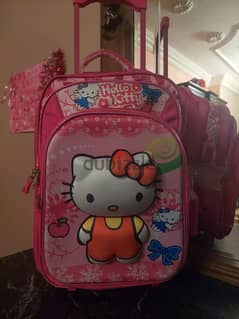 شنطة مدرسة ماركة Hello kitty  . . بترولى عجل. .  مقاس 18