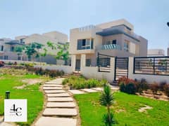 Standalone villa with a land area of 431m for sale in view of Central Park with the lowest price ready to move 5 bedrooms in Hyde park new cairo