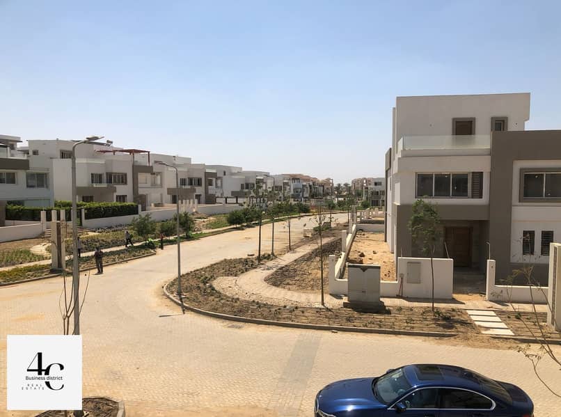 Standalone villa with a land area of 431m for sale in view of Central Park with the lowest price ready to move 5 bedrooms in Hyde park new cairo 5