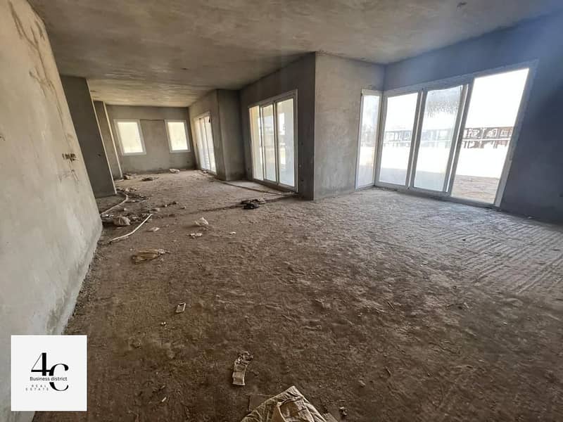 Standalone villa with a land area of 431m for sale in view of Central Park with the lowest price ready to move 5 bedrooms in Hyde park new cairo 7