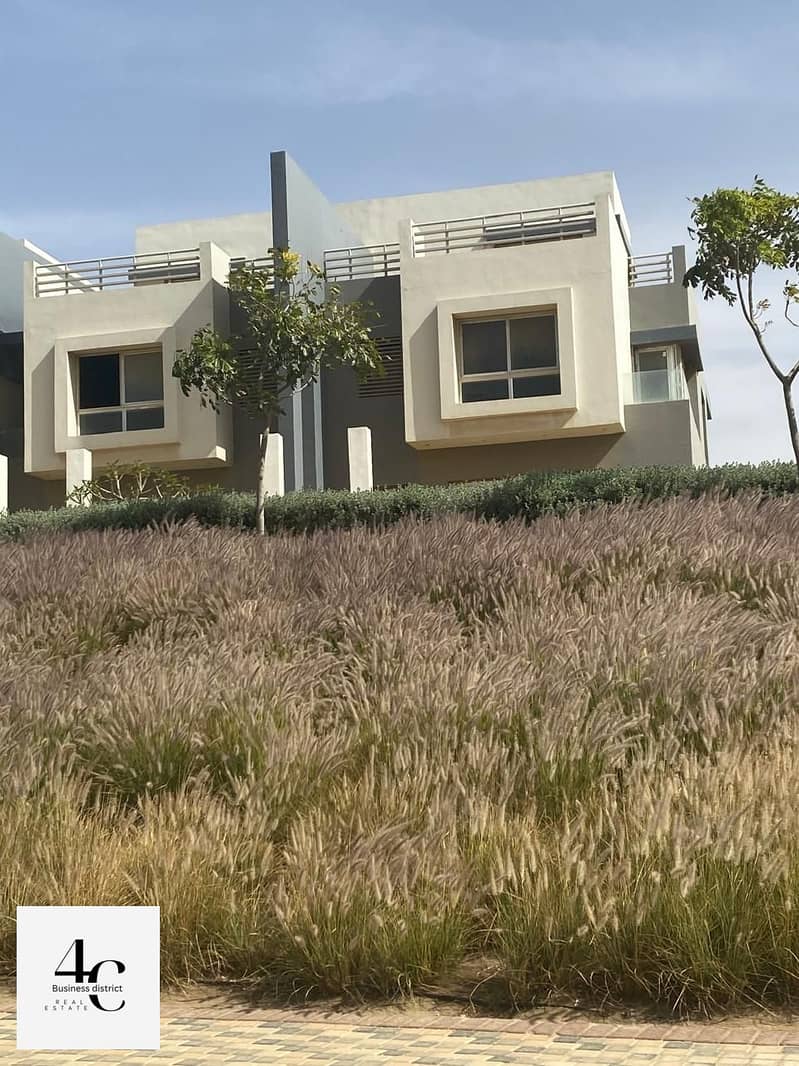 Best location twin house 330m4 bedrooms modern ready to move view land scape in hyde park 4