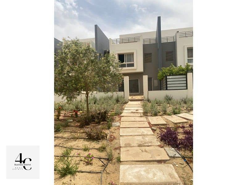 At The Lowest Price And The Most special Townhouse 215m view Landscape For Sale With Installments With The Lowest Down Payment in hyde park new cairo 3