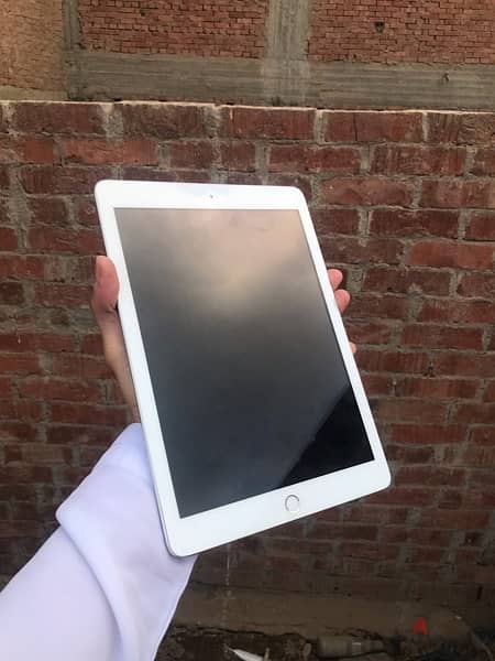 ipad 6 32G بيشغل شريحة 1