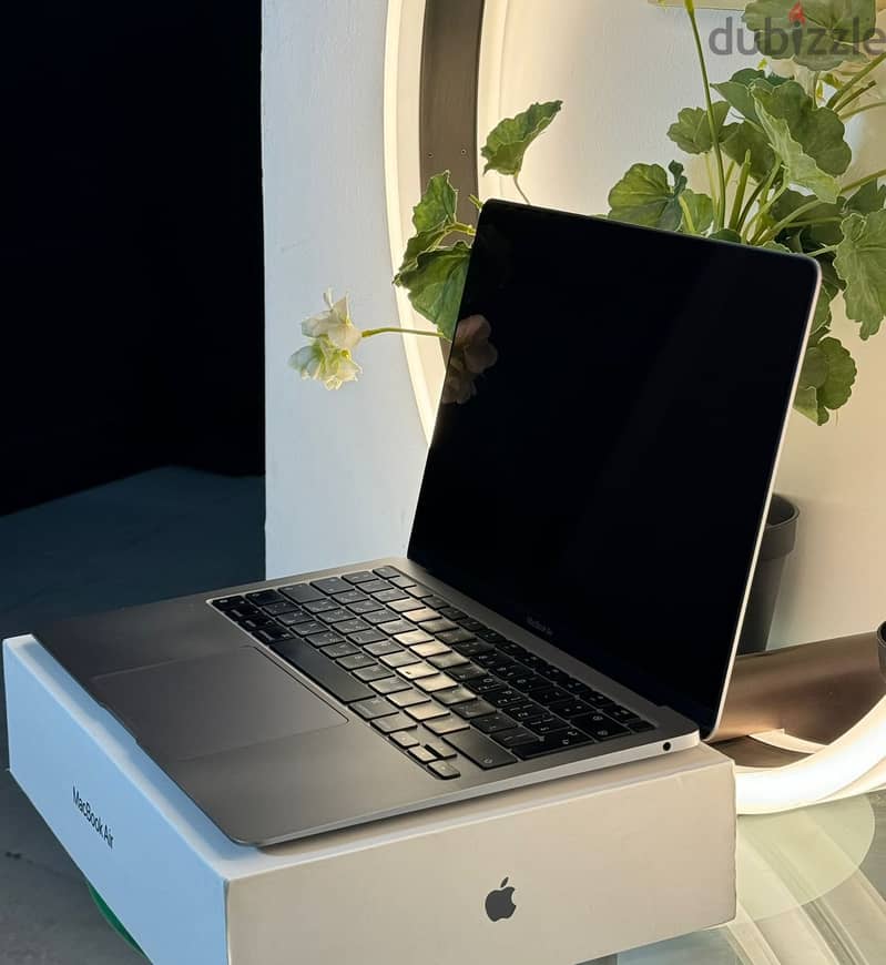 13-inch MacBook Air: Apple M1 chip with 8-core CPU and 7-core GPU, 25 4