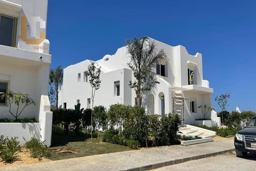 Attached Villa fully finished, consisting of ground + first floor + roof + garden at the lowest price in the market, with a down payment of 6.5 mi 1