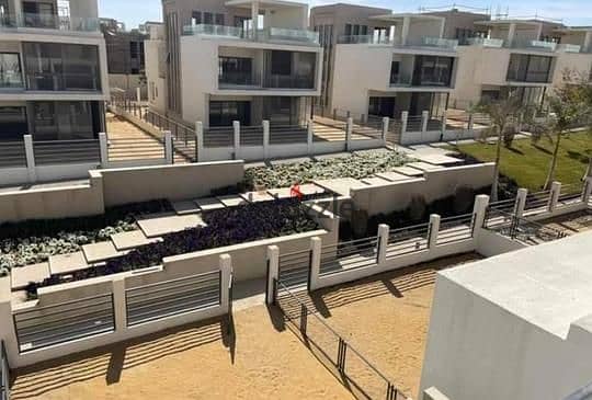 Fully finished middle townhouse, prime location, with installments, in Marasim Fifth Settlement 2