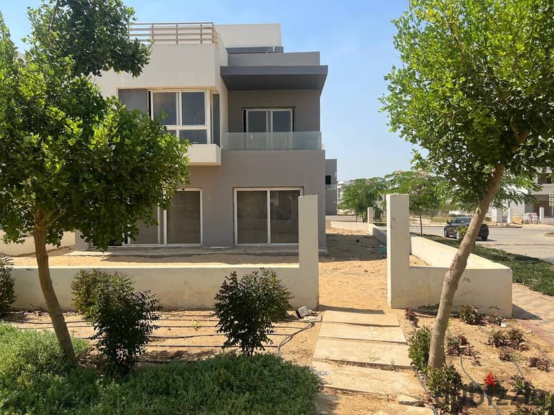 For sale Standalone villa 327m, Ready to move, fully finished with air conditioning, with the strongest open landscape view IN HYDE PARK 5