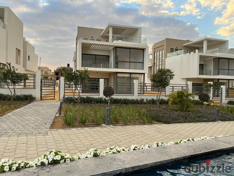 Townhouse Middle At the old price with the lowest down payment  in Almarasem new cairo 9